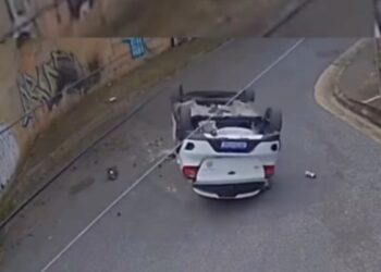 VÍDEO| Carro cai de alça de acesso e deixa mãe e filho feridos