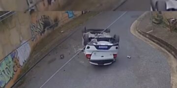 VÍDEO| Carro cai de alça de acesso e deixa mãe e filho feridos