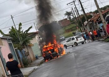 VÍDEO: Carro pega FOGO em rua do bairro Porto em Carmo do Rio Claro