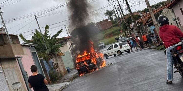 VÍDEO: Carro pega FOGO em rua do bairro Porto em Carmo do Rio Claro