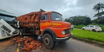 Batida entre caminhões espalha carga de tijolos na MG-444