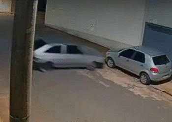 VÍDEO: Motorista realiza “cavalo de pau”, perde o controle e bate em carro estacionado