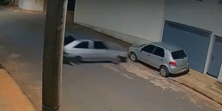 VÍDEO: Motorista realiza “cavalo de pau”, perde o controle e bate em carro estacionado