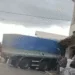 VÍDEO: Carreta perde controle e atinge estabelecimento