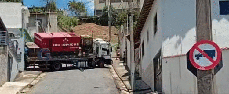 Caminhão atinge casa após perder força em rua íngreme
