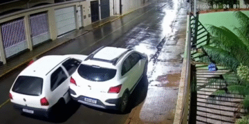 Câmeras registram furto de veículo durante a madrugada