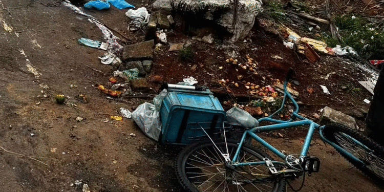 Idoso morre após bater bicicleta em poste