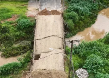 Ponte cai em Monte Sião e interdita acesso