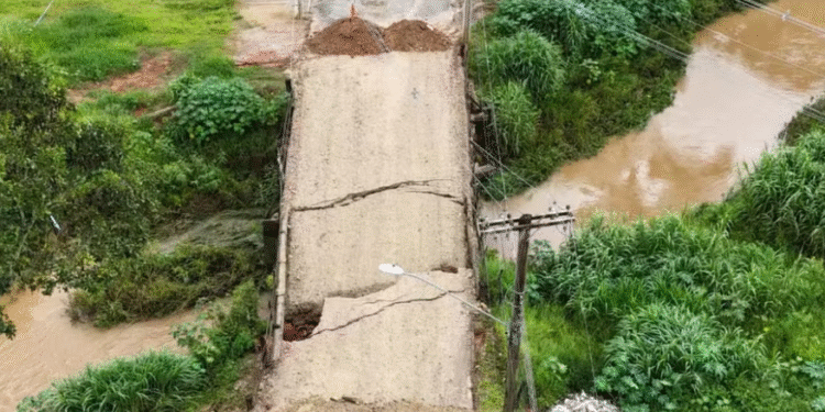 Ponte cai em Monte Sião e interdita acesso