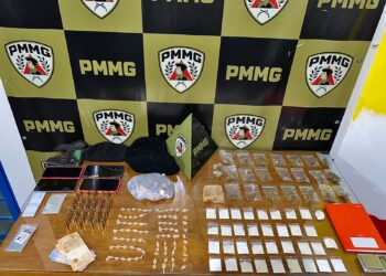 VÍDEO | FLAGRANTE | PM prende suspeitos por tráfico de drogas e apreende munições em Carmo do Rio Claro (MG)