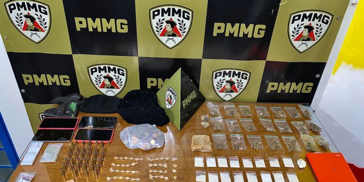VÍDEO | FLAGRANTE | PM prende suspeitos por tráfico de drogas e apreende munições em Carmo do Rio Claro (MG)