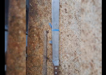 Homem é preso com dois facões após denúncia anônima