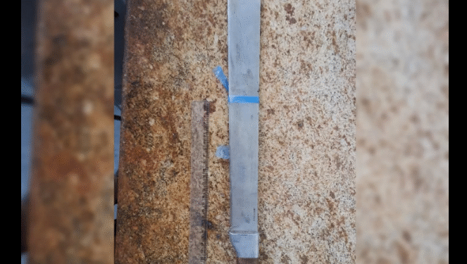 Homem é preso com dois facões após denúncia anônima