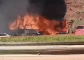 VÍDEO: Ônibus de turismo pega fogo na BR-381 e cena choca motoristas