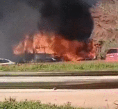 VÍDEO: Ônibus de turismo pega fogo na BR-381 e cena choca motoristas
