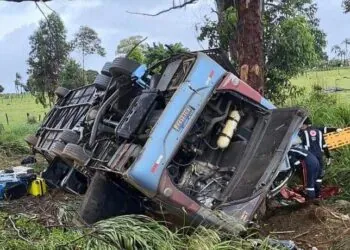 Ônibus lotado tomba em rodovia e deixa 6 pessoas mortas em MG
