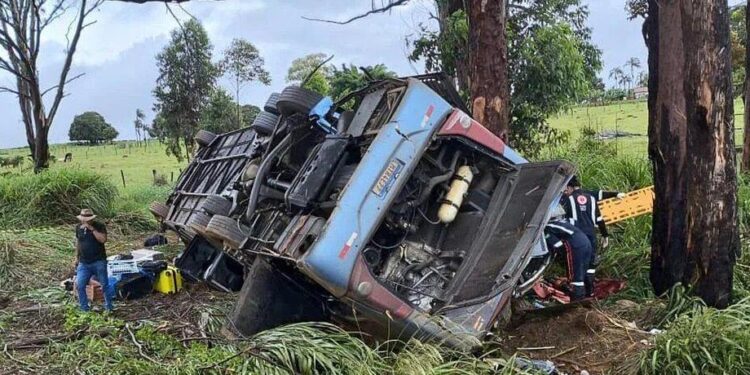 Ônibus lotado tomba em rodovia e deixa 6 pessoas mortas em MG