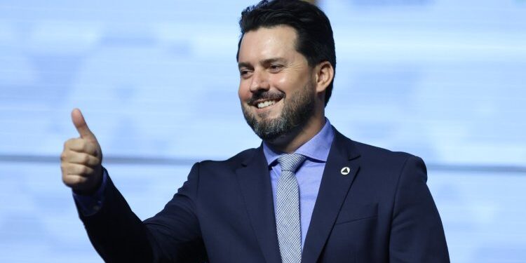 Sucessão em MG tem embate entre vice governador e presidente da AMM