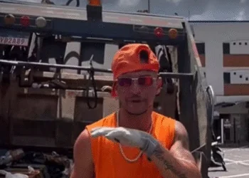 Coletor mineiro ensina a forma correta e segura de descartar o lixo com letras de rap