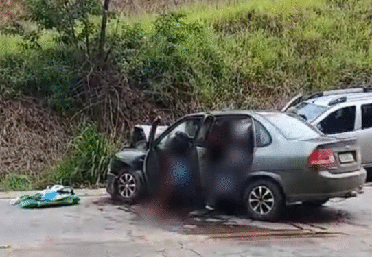 Acidente entre dois carros na MG-179 deixa quatro feridos