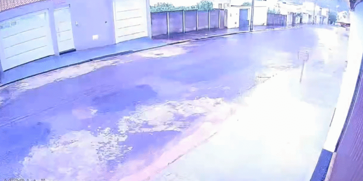 VÍDEO: Tempestade com raios causa susto em moradores de Passos