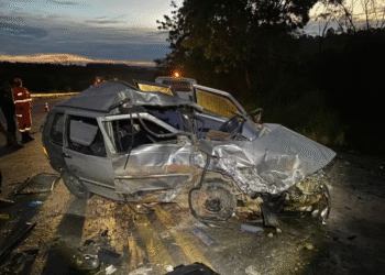 Derrapagem causa colisão frontal e deixa três vítimas gravemente feridas