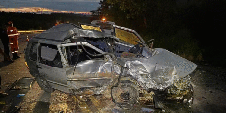 Derrapagem causa colisão frontal e deixa três vítimas gravemente feridas