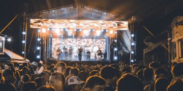 Exaltasamba embala multidão e abre o Carnaval de Carmo do Rio Claro