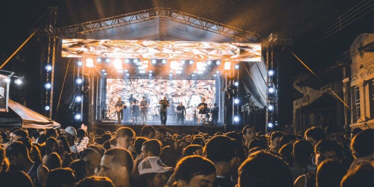 Exaltasamba embala multidão e abre o Carnaval de Carmo do Rio Claro