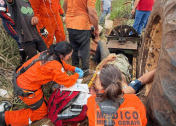 ACIDENTE DE TRABALHO: Homem fica com uma perna presa em equipamento agrícola