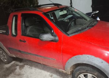 Suspeito agride vítima com panela de pressão e foge com sua caminhonete