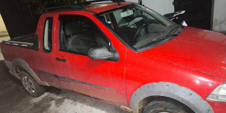 Suspeito agride vítima com panela de pressão e foge com sua caminhonete