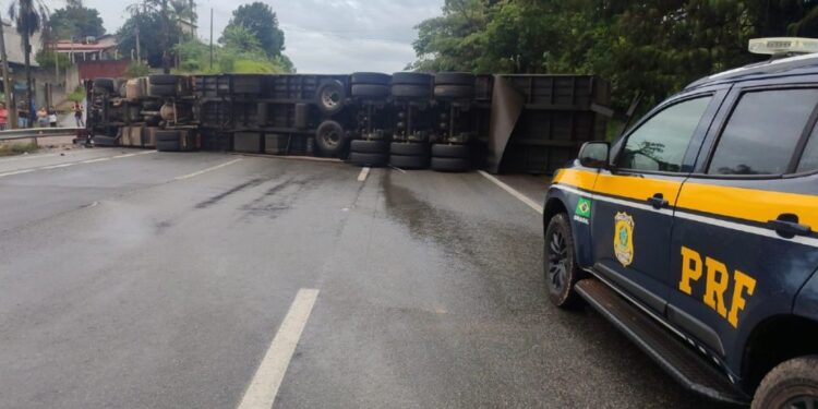 Acidente na Fernão Dias interdita pista em Extrema