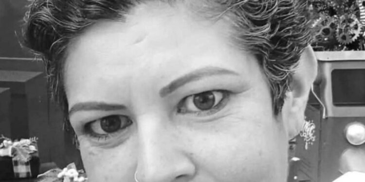 Mulher é vítima de feminicídio em cidade da região; marido é preso na funerária