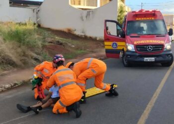 Menino de 12 anos fica ferido em acidente entre bicicleta e moto
