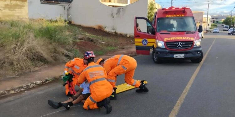 Menino de 12 anos fica ferido em acidente entre bicicleta e moto