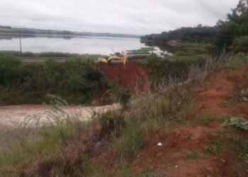 Máquina inicia contenção de erosão no Aterro do Garça na MGC-491