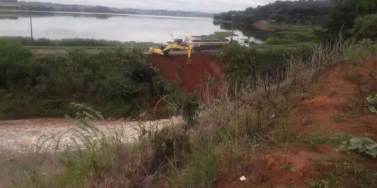 Máquina inicia contenção de erosão no Aterro do Garça na MGC-491