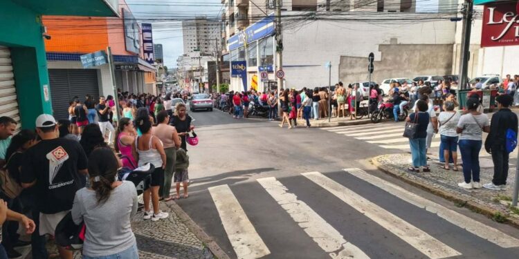 VÍDEO: Fila quilométrica e tumulto marcam inauguração de loja em Alfenas