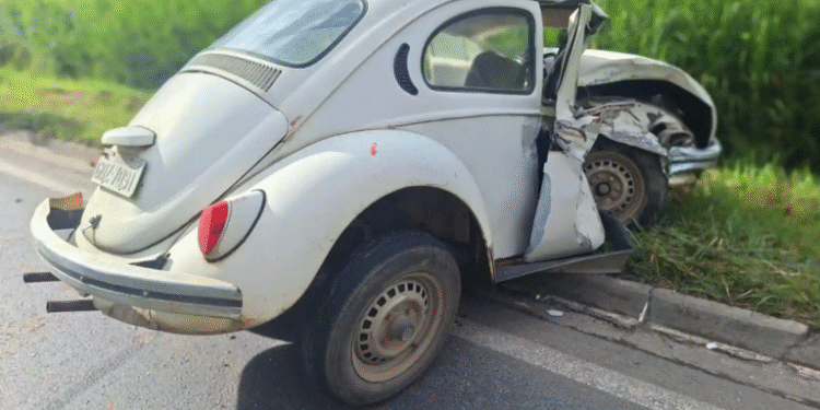 Idoso fica ferido em acidente entre veículos na MG-050