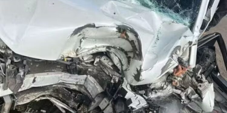 Mulher morre e duas pessoas ficam feridas após carro sair da pista