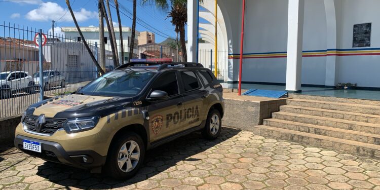 VÍDEO: PM prende suspeitos de tráfico e fraudes eletrônicas em Carmo do Rio Claro