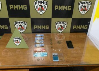 VÍDEO: PM de Carmo bloqueia tráfico, prende cinco e apreende um adolescente