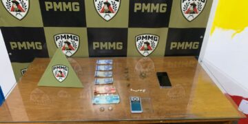 VÍDEO: PM de Carmo bloqueia tráfico, prende cinco e apreende um adolescente