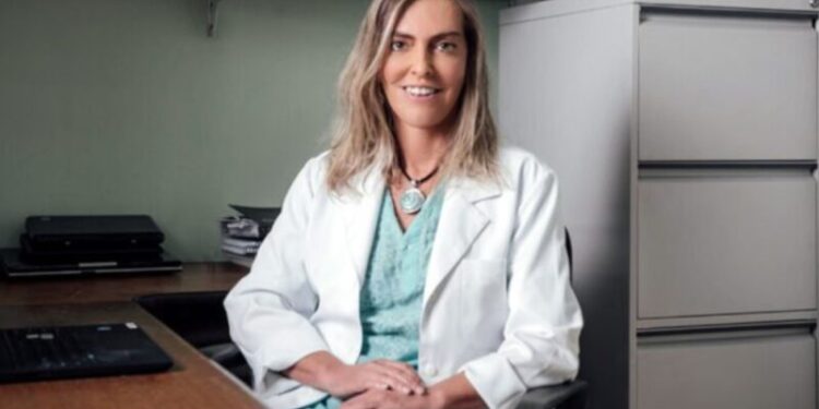 Substância que pode devolver movimentos a paraplégicos será ofertada pelo SUS após aval da Anvisa, diz médica