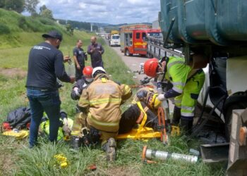 Colisão entre caminhões deixa feridos na Fernão Dias em Pouso Alegre