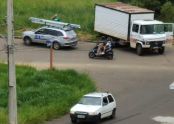 VÍDEO| Caminhão não consegue subir morro em Carmo do Rio Claro e retorna de ré