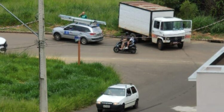 VÍDEO| Caminhão não consegue subir morro em Carmo do Rio Claro e retorna de ré