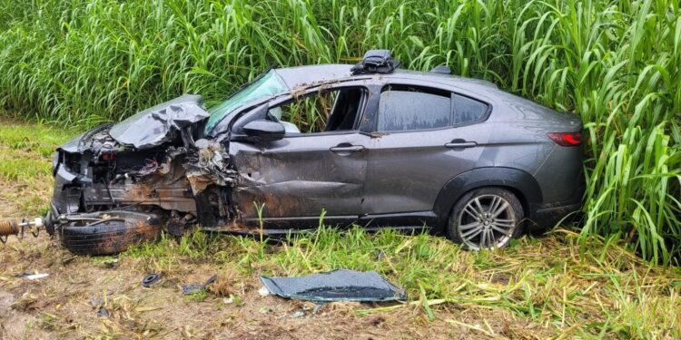 Moradores de Carmo sofrem acidente ocasionado por árvore na pista; um deles se feriu gravemente