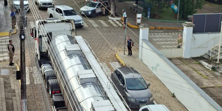 VÍDEO: Caminhão-tanque invade contramão na Delfim Moreira em Carmo do Rio Claro